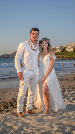 Novios en sesión fotográfica de boda con fondo montañoso en la playa de La Serena.